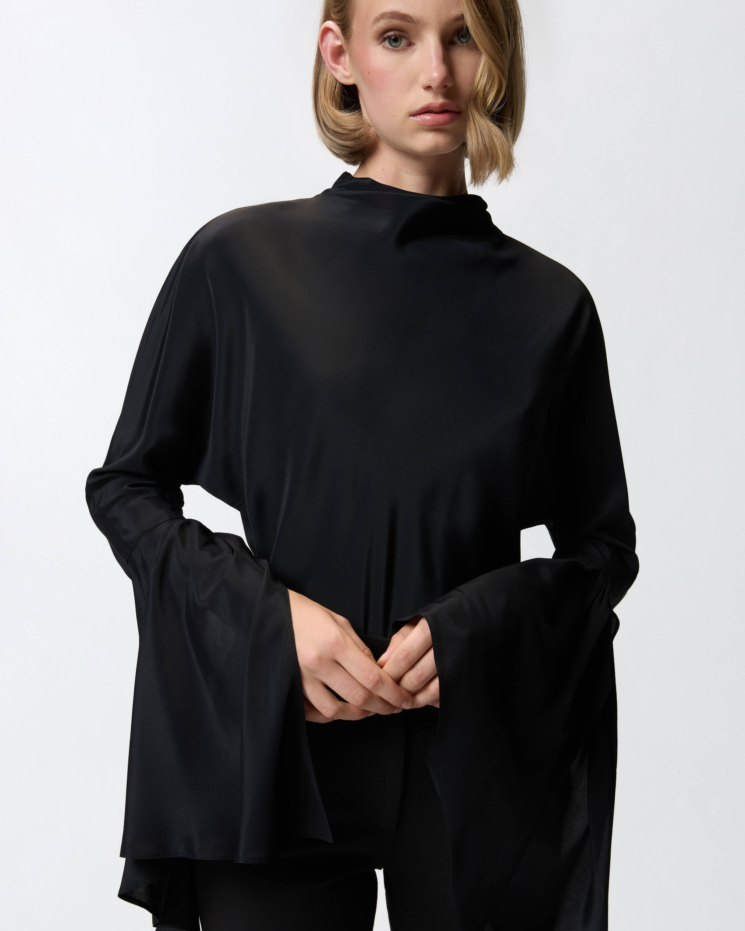 Девушка в стильном образе от Pinko